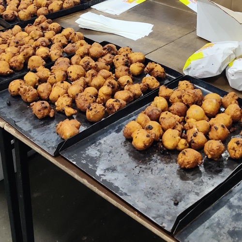 onze vers gebakken oliebollen